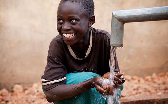 Accès à l'eau potable en Afrique soutenu par les abonnements IPTV Abidjan